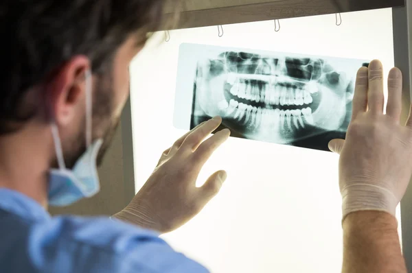 Médico com raio-X dental — Fotografia de Stock