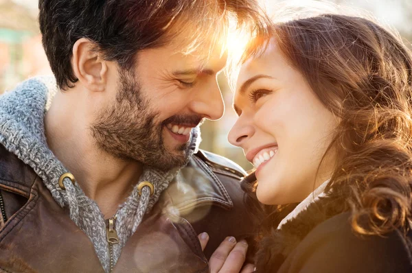 Amante casal ao ar livre sorrindo — Fotografia de Stock