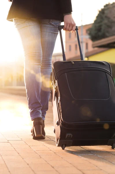 Woman leaving with luggage — Stock Photo, Image