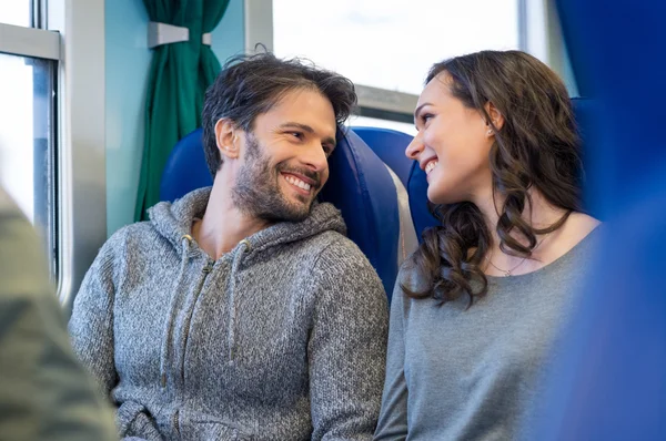 Casal feliz sorrindo no trem — Fotografia de Stock