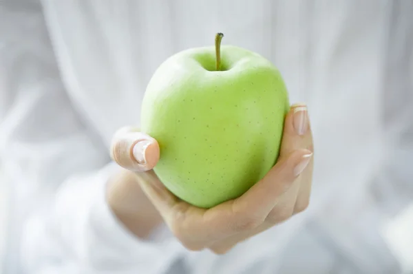 Hand with  green apple — Stock Photo, Image