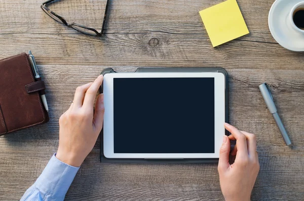 Geschäftsfrau mit digitalem Tablet — Stockfoto