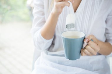 Kadın kahvaltı çay içiyor