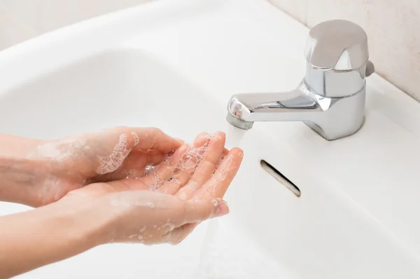 Mulher lavando as mãos — Fotografia de Stock