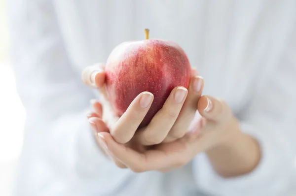 Woman holding red apple — Stock Photo, Image