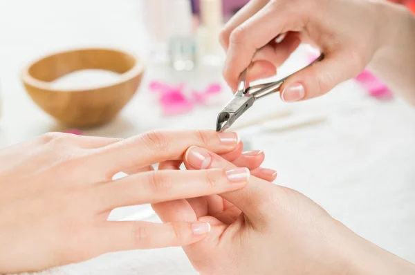 Manicure voor vrouw in beauty salon — Stockfoto