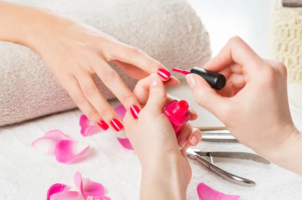 Toepassing van roze nagellak — Stockfoto
