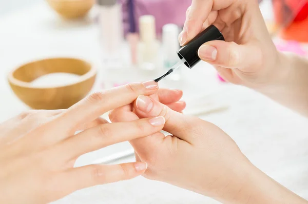 Manicure de belas mãos de mulher — Fotografia de Stock