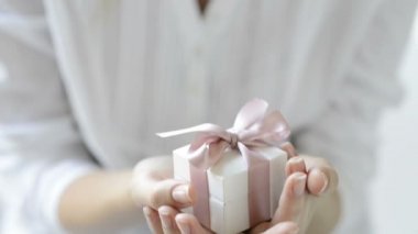 Hediye kutusu elinde tutan kadın
