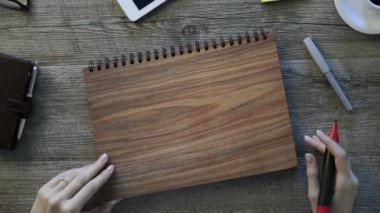 el üstünde bir defter bir gülen yüz çizimi
