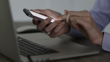 bir cep telefonu kullanarak iş adamı