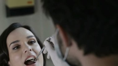 Genç bir kadının diş dişçi denetler