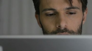 Dijital tablet tutan adam