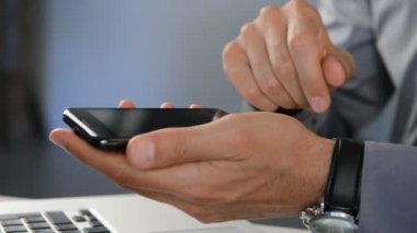 bir cep telefonu kullanarak iş adamı