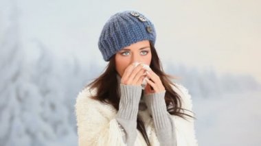 Kız kış gününde grip ve ateş var