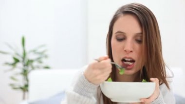 Güzel kadın evde taze salata yemek