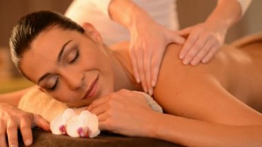 Kadın sırt masajı yaptırıyor