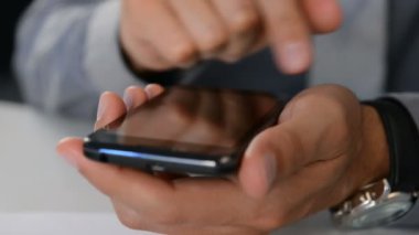 Smartphone kullanarak işadamı eller.
