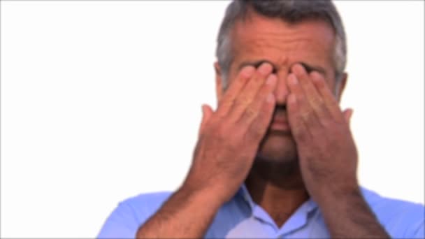 Mature man without glasses can not see — Stock Video