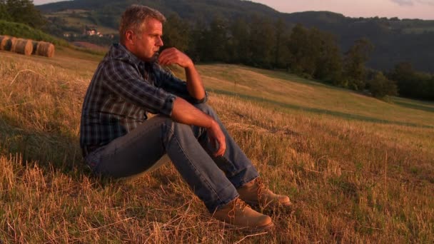 成熟した男、草原でリラックス — ストック動画