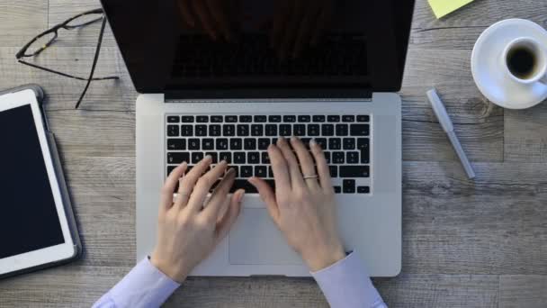 Hands typing on keypad of her laptop — Stock Video