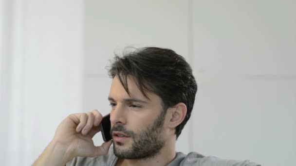 Hombre reflexivo hablando en el teléfono móvil — Vídeo de stock