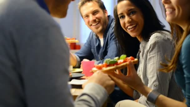 Vrienden hebben plezier en Italiaans eten. — Stockvideo