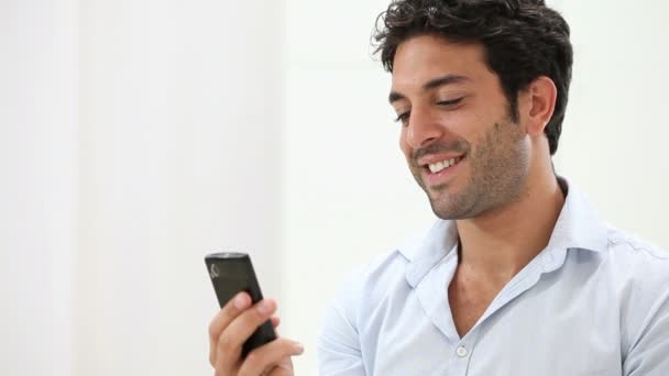 Hombre charlando en el teléfono móvil — Vídeos de Stock