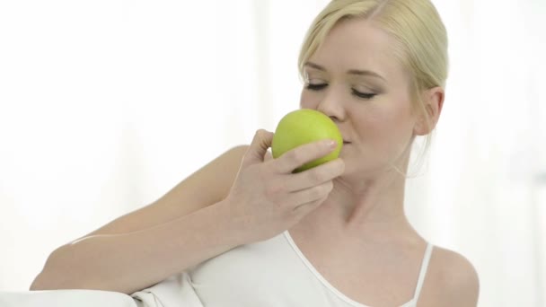 Jonge vrouw eten van gezonde groene appel — Stockvideo