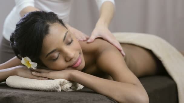 Donna che riceve massaggio alla schiena — Video Stock