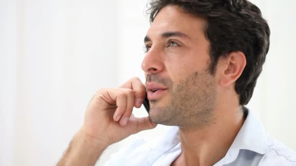 Homem sorrindo e falando no telefone inteligente — Vídeo de Stock