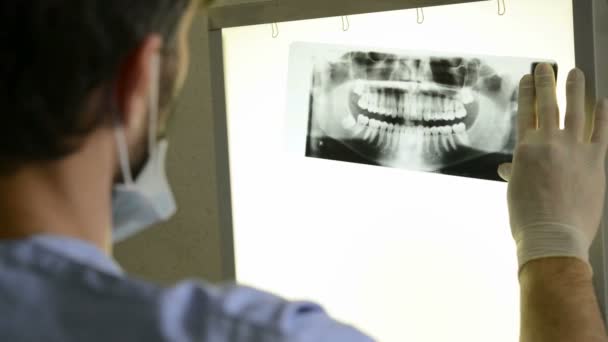 Medico con radiografia dentale — Video Stock