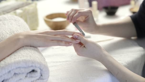 Tratamiento de la manicura en el salón de uñas — Vídeo de stock