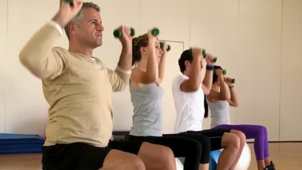 Gente levantando pesas en el gimnasio — Vídeo de stock