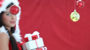 Noel Baba kız sarılmış hediyeler Noel için holding