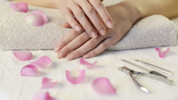 Vrouwelijke handen met franse manicure — Stockvideo