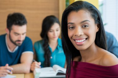 Afrikalı kadın gülümsüyor