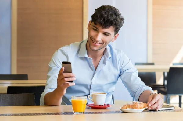 Mannen på frukostbordet — Stockfoto