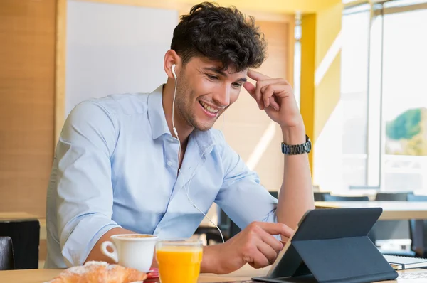 Homem usando tablet digital na barra de café — Fotografia de Stock