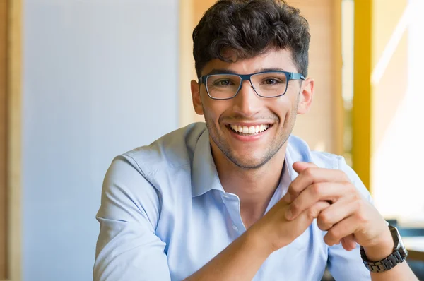 Ung man bär glasögon — Stockfoto