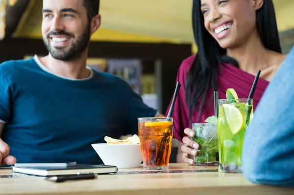 Joven pareja feliz en el bar — Foto de Stock