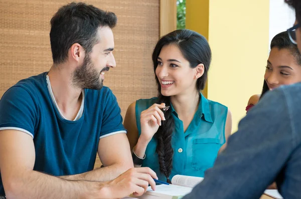 Studentengruppe diskutiert gemeinsam — Stockfoto