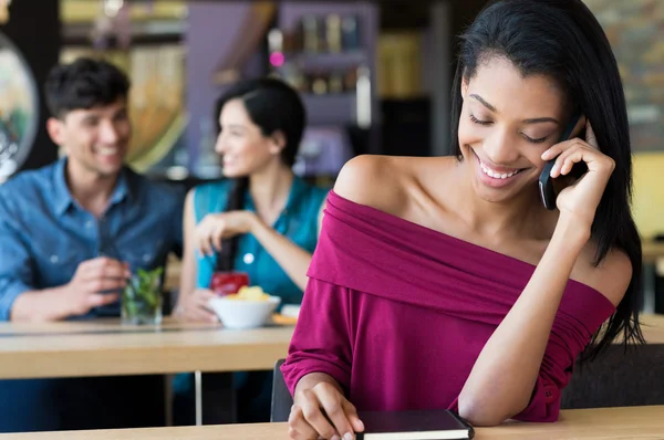 Vrouw praten over telefoon in bar — Stockfoto