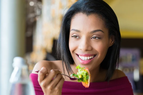 Menina comendo salada fresca — Fotografia de Stock