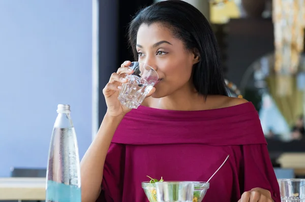 Mujer joven bebiendo agua —  Fotos de Stock