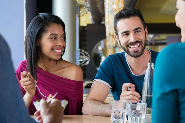 Amici felici mangiare insieme — Foto Stock