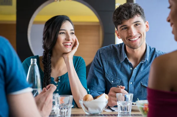 Felices amigos sonriendo almorzando — Foto de Stock