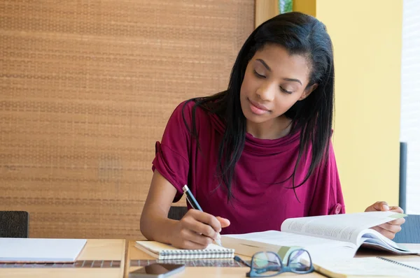 Young woman studying at  library — Stock Photo, Image