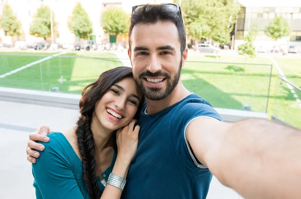 Casal jovem tomando selfie — Fotografia de Stock