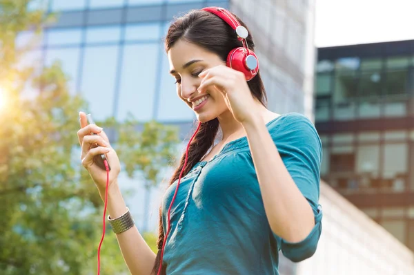 Jeune fille écouter de la musique — Photo